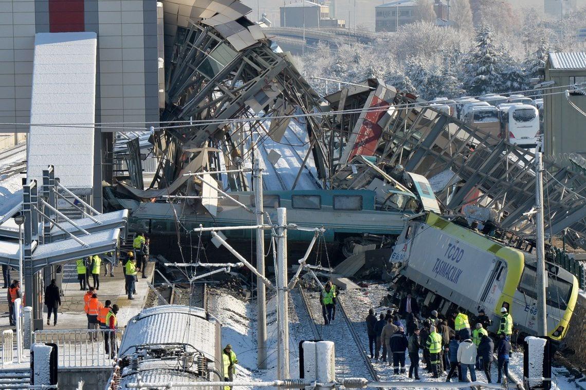 Acidente com trem de alta velocidade deixa 9 mortos e 47 feridos na Turquia