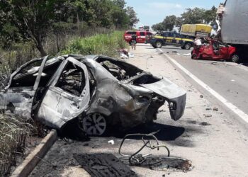 Acidente entre carros e caminhões deixa cinco mortos na BR-153, em Porangatu
