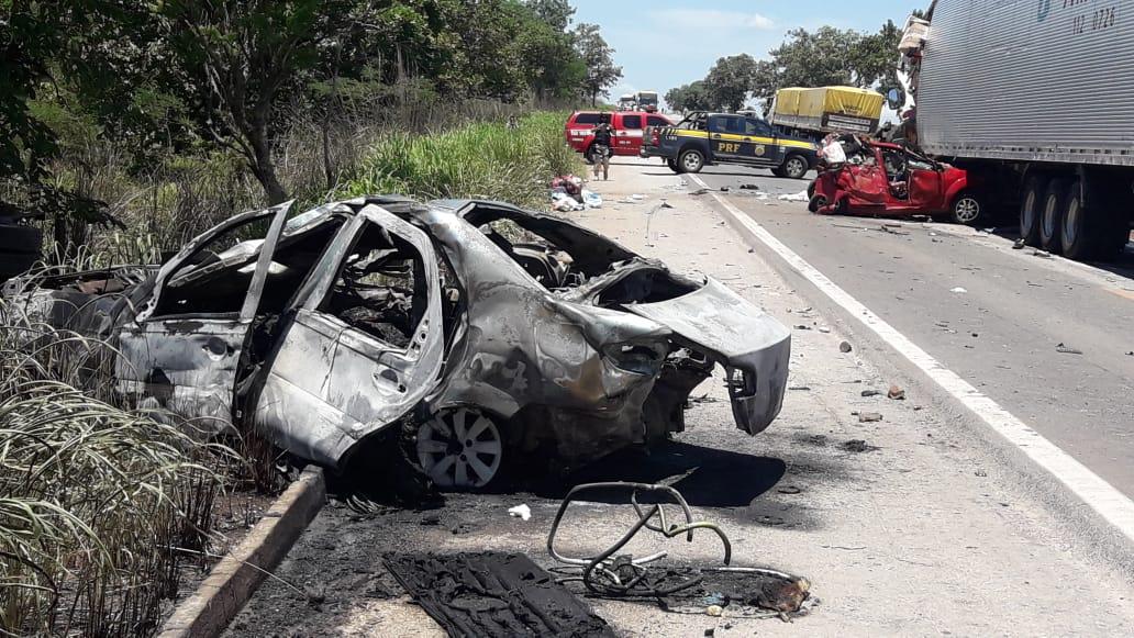 Acidente entre carros e caminhões deixa cinco mortos na BR-153, em Porangatu