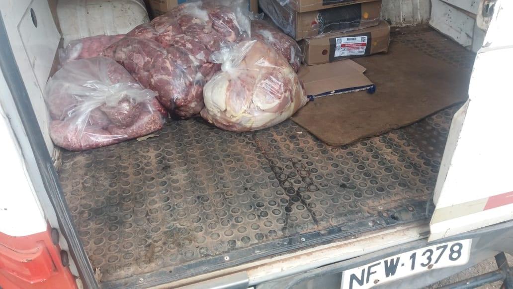 Ambulância é flagrada transportando carne e produtos de limpeza na BR-153