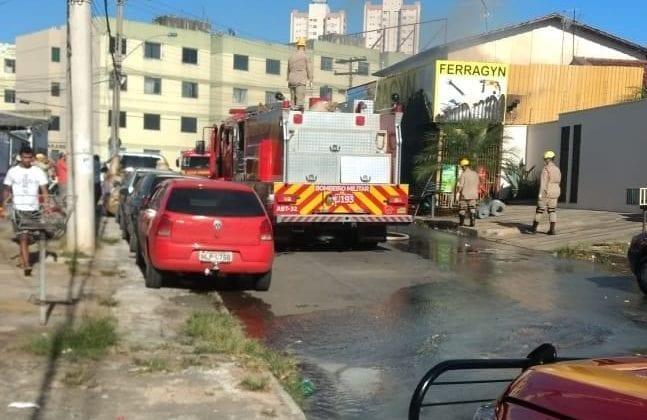 Bombeiros controlam incêndio em ferragista, em Aparecida de Goiânia