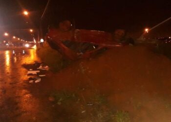 Capotamento mata motorista e deixa sete passageiros feridos, em Goiânia