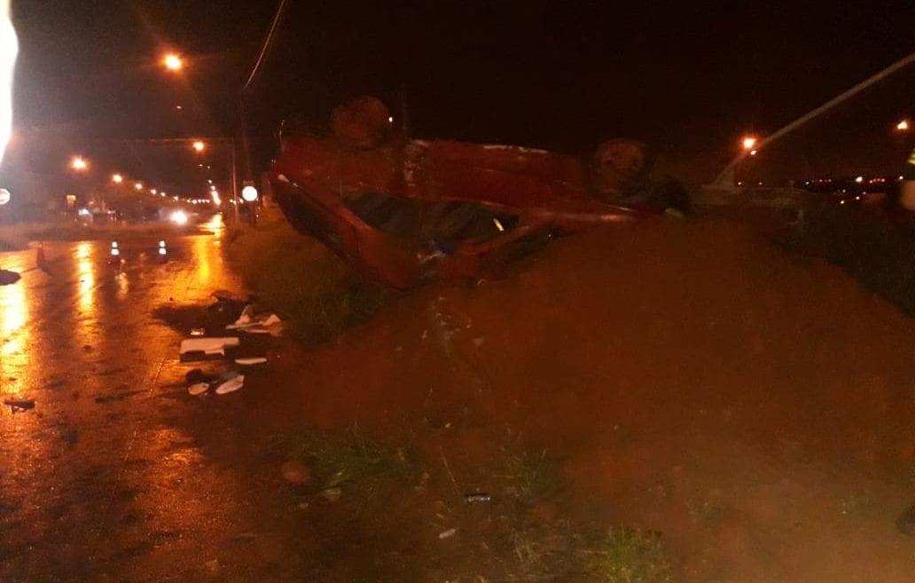 Capotamento mata motorista e deixa sete passageiros feridos, em Goiânia