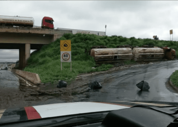 Carreta tomba em rodovia, interdita pista e causa risco de contaminação ambiental, próximo a Guapó
