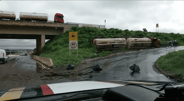 Carreta tomba em rodovia, interdita pista e causa risco de contaminação ambiental, próximo a Guapó