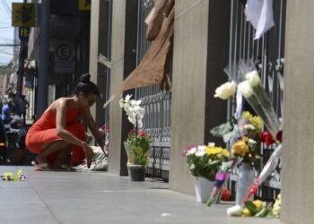 Catedral de Campinas recebe flores em homenagem a vítimas de atirador