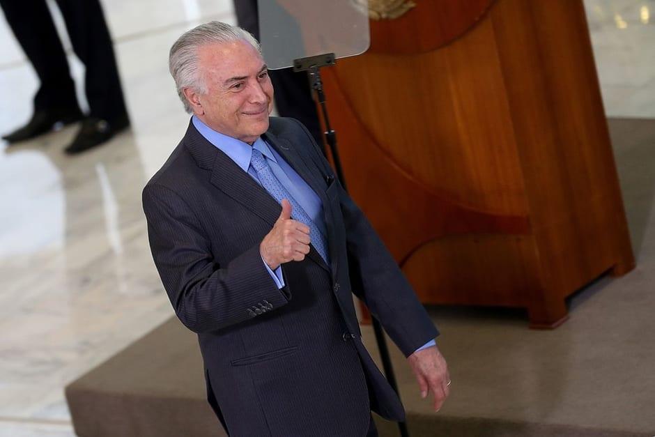 Enquanto ministro de Temer vira alvo da PF, presidente recebe homenagem em Goiânia