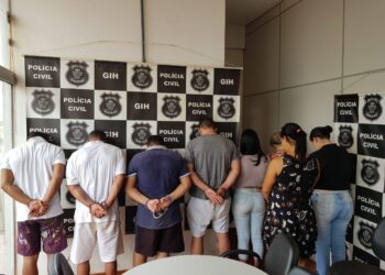 Falsos policiais que enganavam vítimas de roubo são presos em Goiás