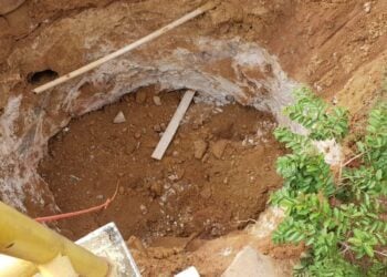 Funcionário da Saneago fica soterrado após vazamento de água, em Planaltina