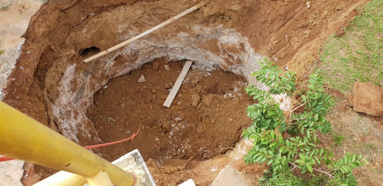 Funcionário da Saneago fica soterrado após vazamento de água, em Planaltina