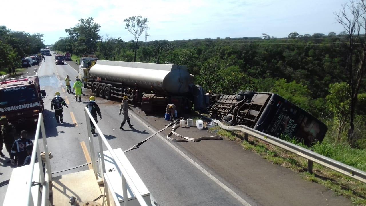 Grave acidente envolvendo ônibus de cantora sertaneja e do Exército provoca morte, em Cristalina