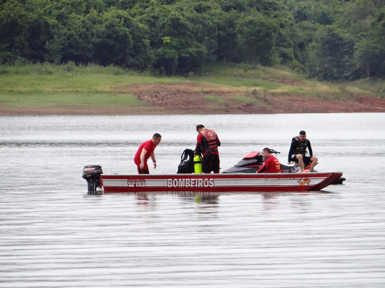 Helicóptero cai no Lago Corumbá, em Caldas Novas
