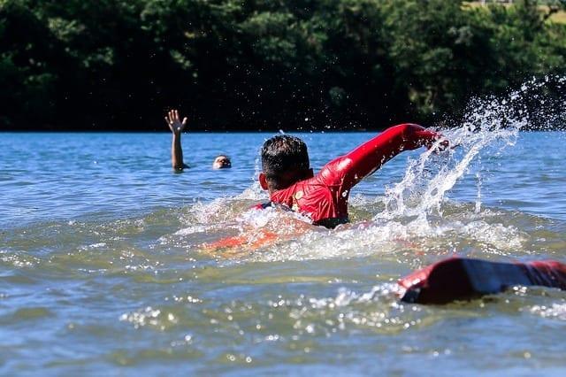 Homem e adolescente morrem afogados durante o feriado de natal, em Goiás
