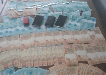 Homem é preso com celulares roubados e R$ 15 mil em notas falsas