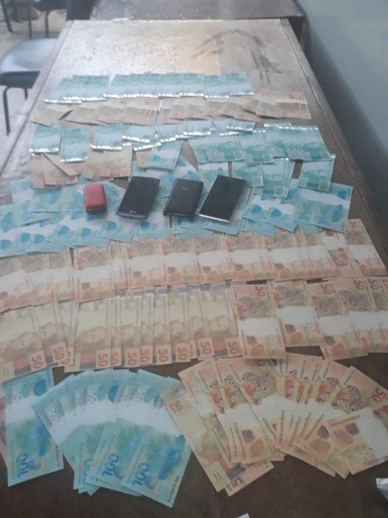 Homem é preso com celulares roubados e R$ 15 mil em notas falsas