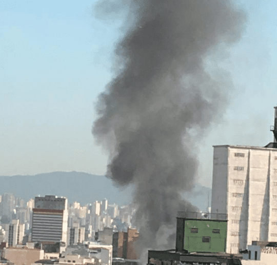 Incêndio atinge comércio na região da 25 de Março