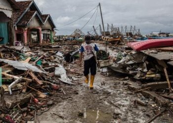 Indonésia pede que população evite costa por onde passou tsunami