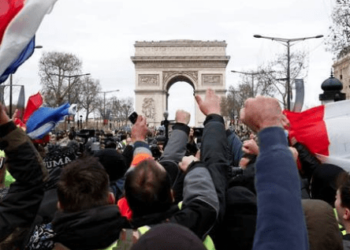 Manifestante voltam às ruas de Paris contra medidas de Macron