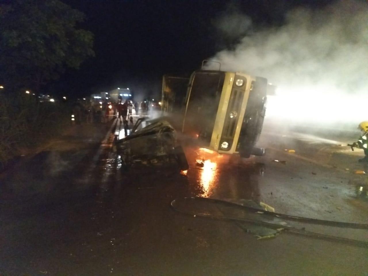 Motorista morre carbonizado após bater com caminhão, em Uruaçu