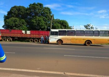 Polícia apreende ônibus que transportava trabalhadores rurais de maneira irregular, em Rio Verde