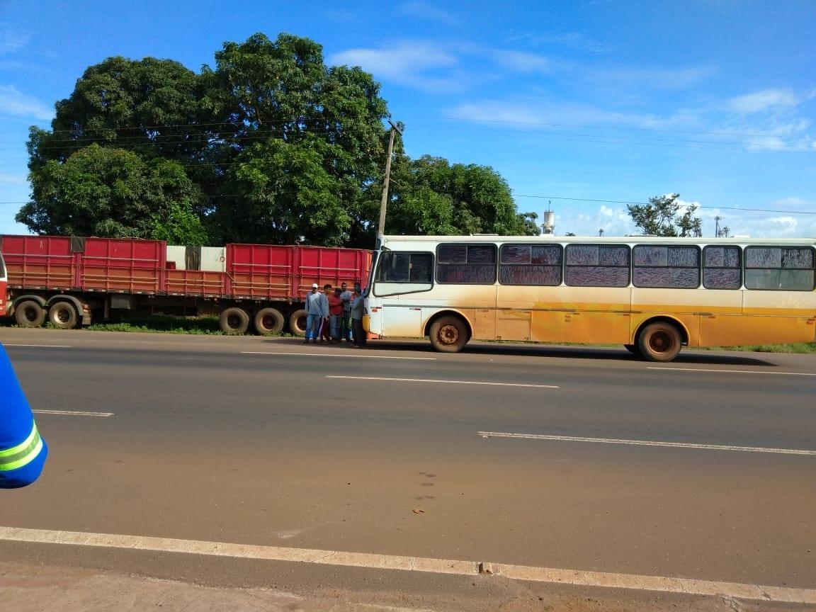 Polícia apreende ônibus que transportava trabalhadores rurais de maneira irregular, em Rio Verde