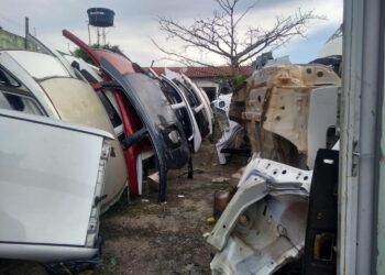 Polícia descobre depósito de desmonte de carros roubados, em Goiânia