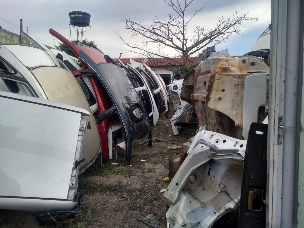 Polícia descobre depósito de desmonte de carros roubados, em Goiânia