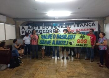 Professores do Basileu França fazem manifestação Secretaria da Fazenda de Goiás