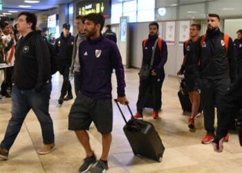 Recebido por torcedores em aeroporto, River está em Madri para final com o Boca
