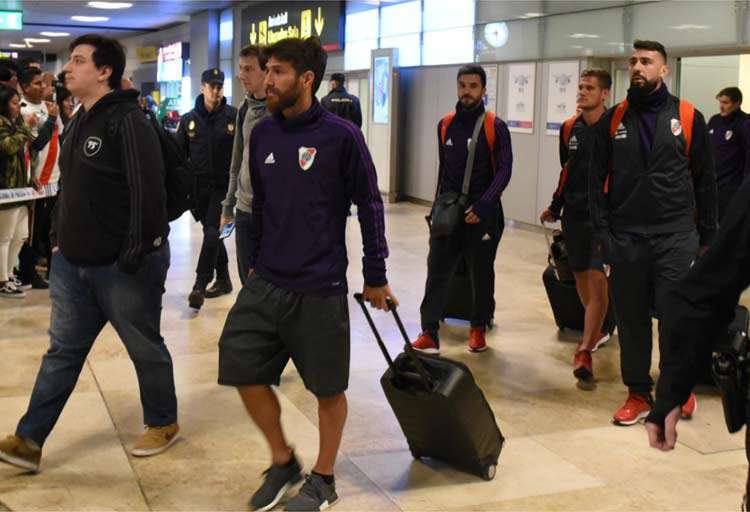Recebido por torcedores em aeroporto, River está em Madri para final com o Boca