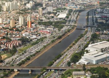 Bombeiros buscam jovem que sumiu no Rio Tietê após fugir de cativeiro