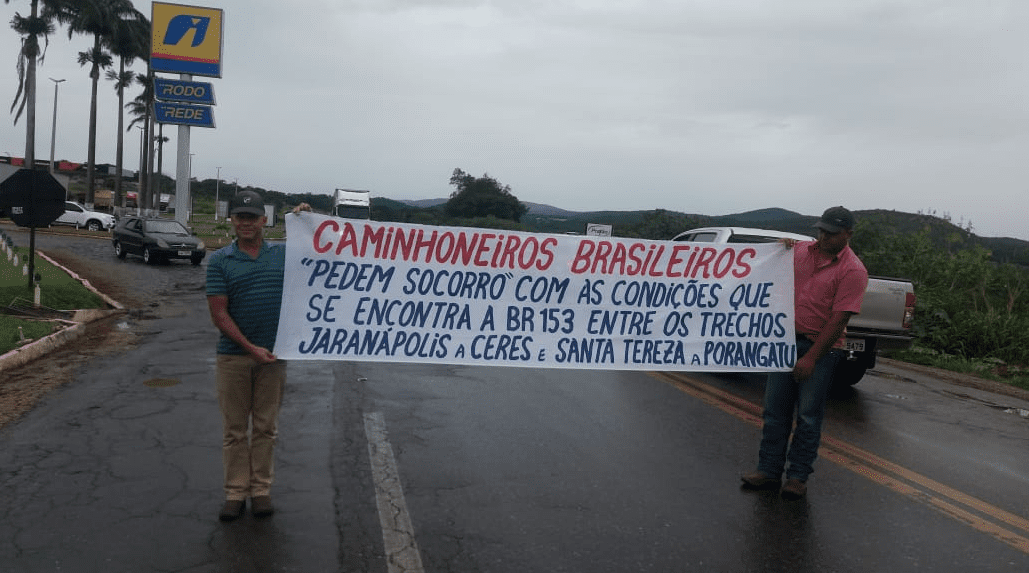Caminhoneiros fazem protesto e interditam BR-153, em Jaraguá