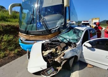 Carro fica destroçado após atravessar rodovia e bater em ônibus, em Terezópolis