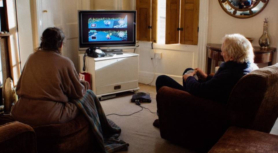 Casal de idosos joga Mario Kart diariamente para ver quem fará chá