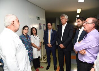 Governador Ronaldo Caiado visita Hospital Materno Infantil que pode fechar as portas