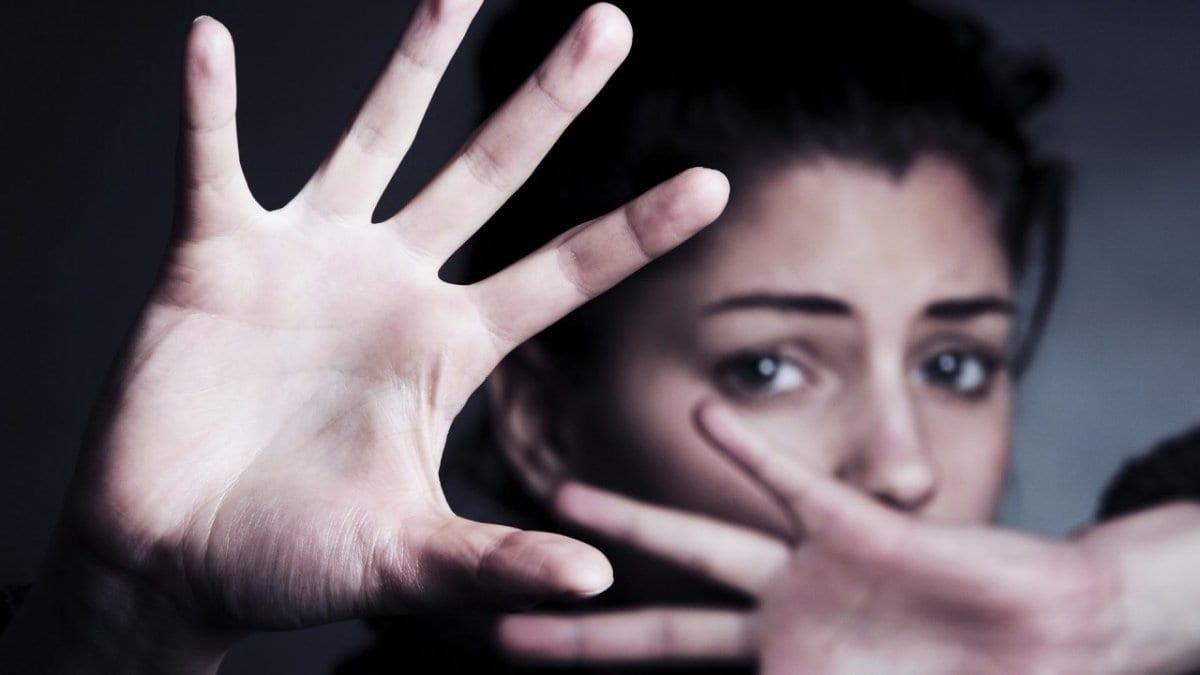 Homem descumpre medida protetiva, ataca e decepa dedo de ex-mulher no DF