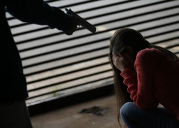 Levantamento mostra que 25% das mulheres vítimas de tiro morrem em casa