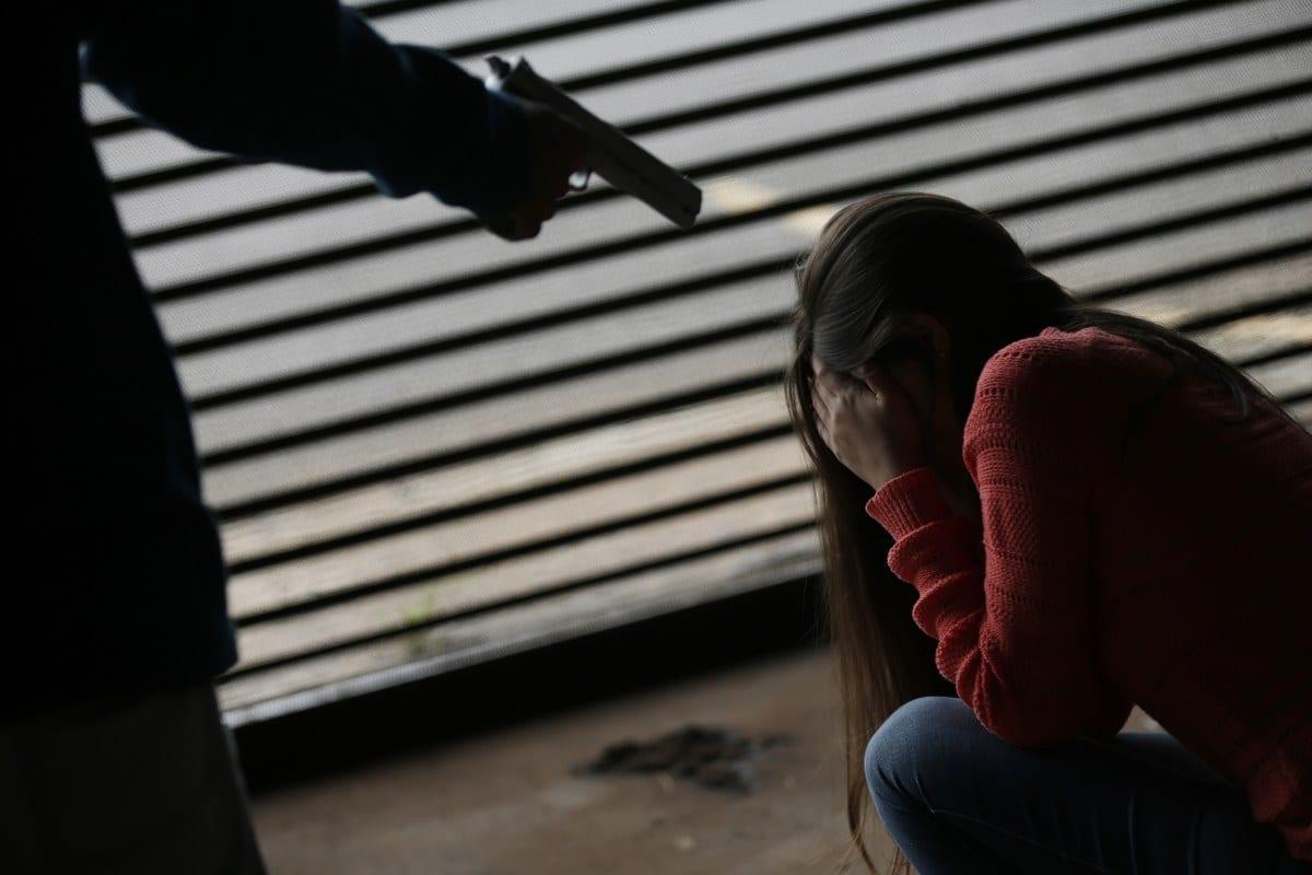 Levantamento mostra que 25% das mulheres vítimas de tiro morrem em casa