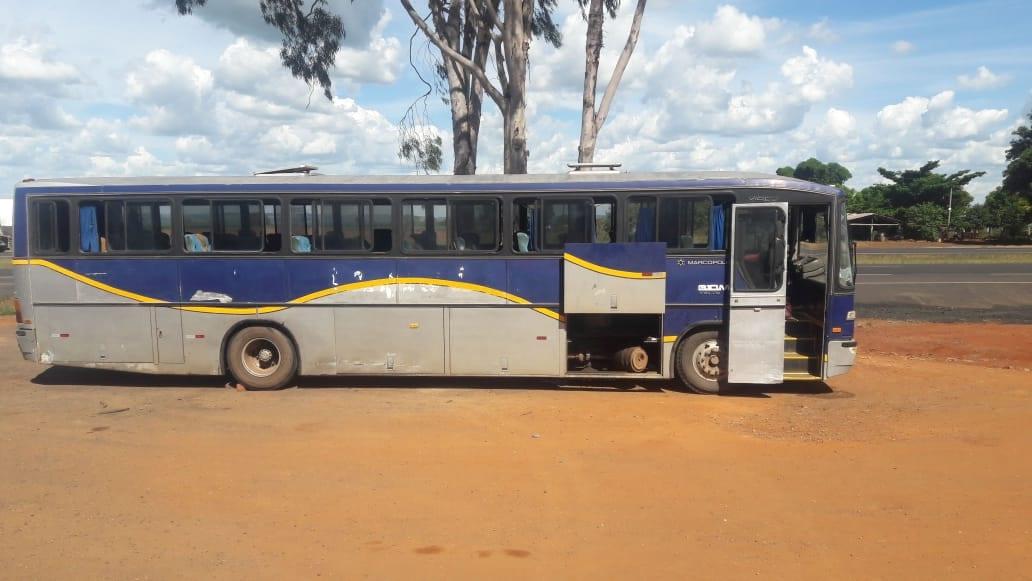 Ônibus clandestino quebra, motorista foge e passageiros ficam abandonados na estrada, em Goiatuba