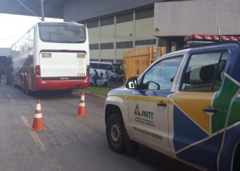 Ônibus fretado para levar vítimas de acidente em Goiânia "não pode seguir viagem"