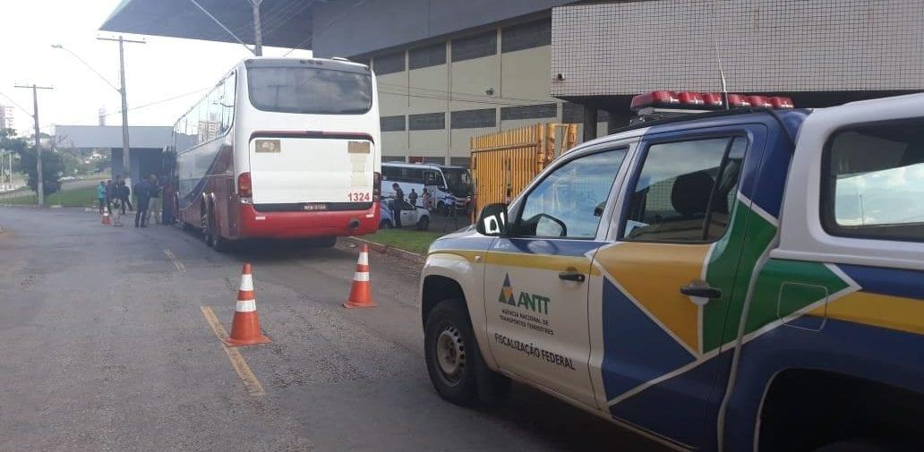 Ônibus fretado para levar vítimas de acidente em Goiânia "não pode seguir viagem"