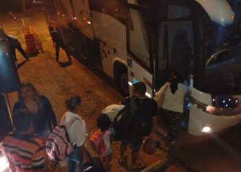 Ônibus multado quase 40 vezes é apreendido durante viagem em Cristalina; veja vídeo