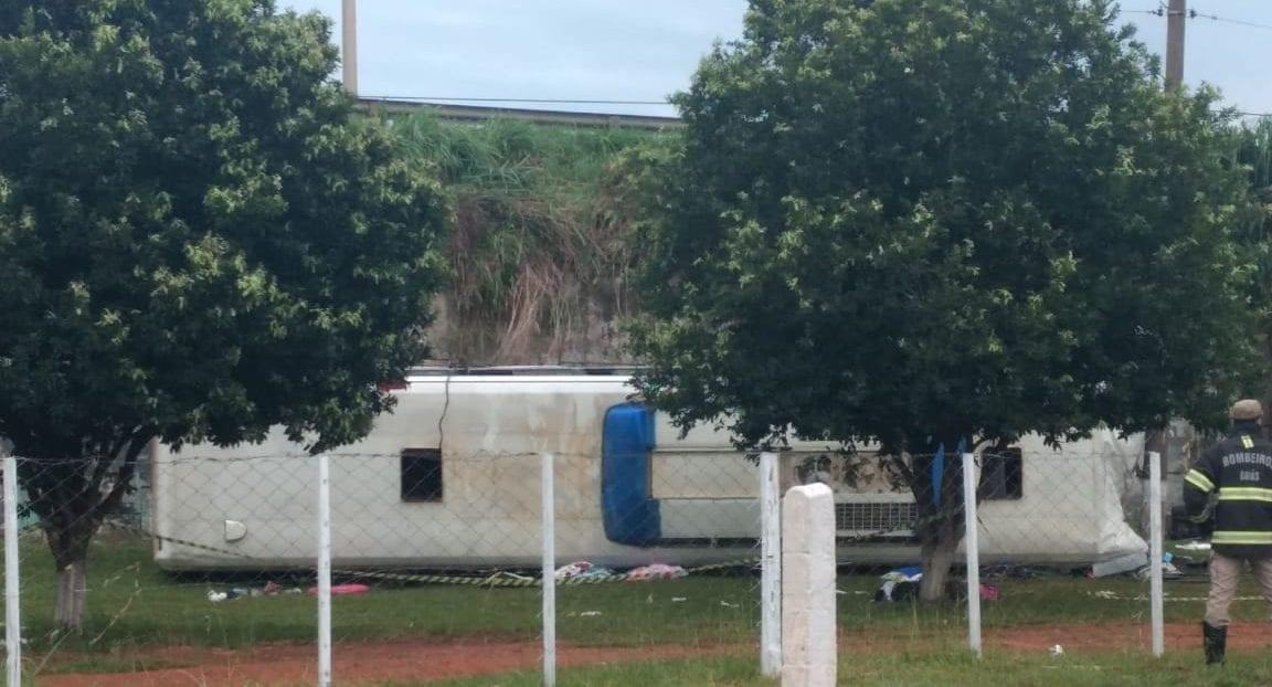 Ônibus que caiu em viaduto de Goiânia não tinha cinto de segurança, dizem passageiros