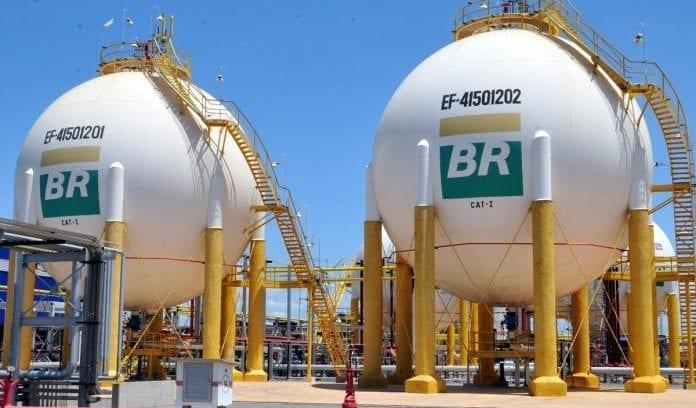 Petrobras reduz em 2,5% preço médio da gasolina nas refinarias nesta sexta-feira