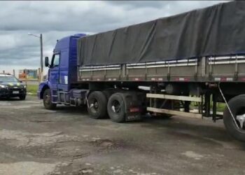 PRF encontra caminhão abandonado na BR 060, que havia sido roubado em Pirinópolis