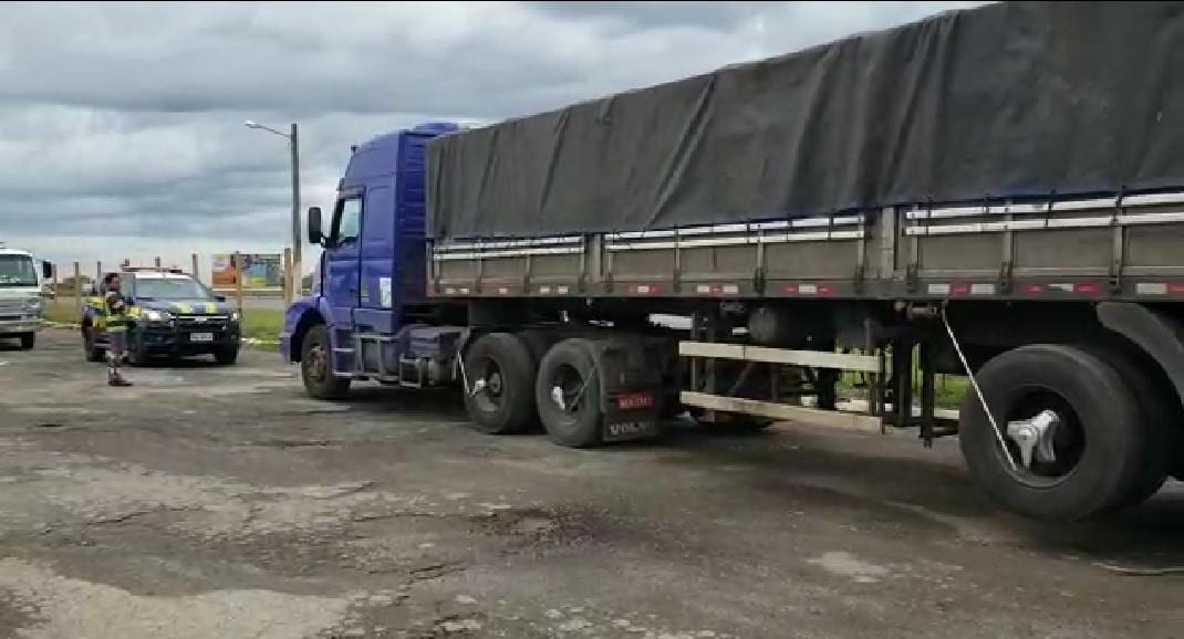 PRF encontra caminhão abandonado na BR 060, que havia sido roubado em Pirinópolis