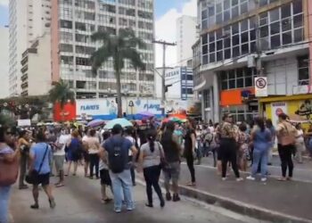 Professores de Goiás cobram o pagamento dos salários de dezembro