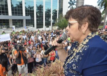 Professores sem salários aderem à paralisação em Goiás até decisão do Governo
