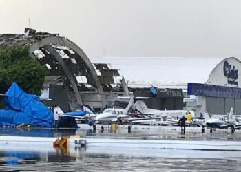 Temporal destelha hangares no Aeroporto no Campo de Marte, na zona norte de São Paulo