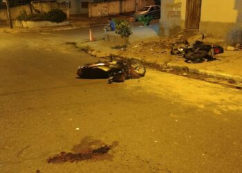 Vídeo flagra momento chocante de colisão entre motos, em avenida de Goiânia